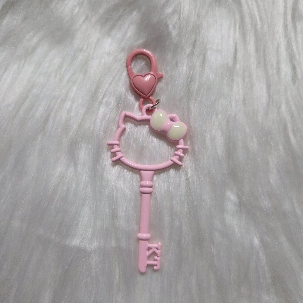 Hello Kitty Key Design Keychain - Picture 2 of 3